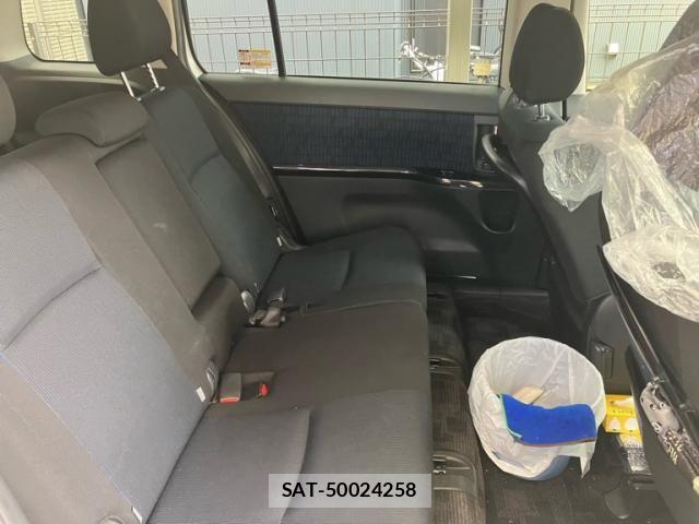 Toyota ISIS 2013-12 7219963-16