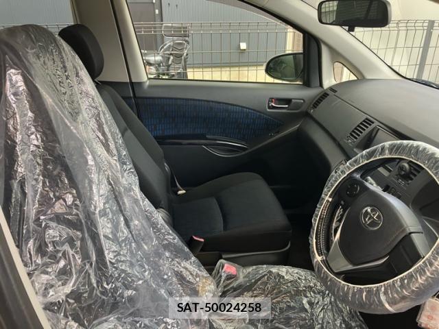 Toyota ISIS 2013-12 7219963-17