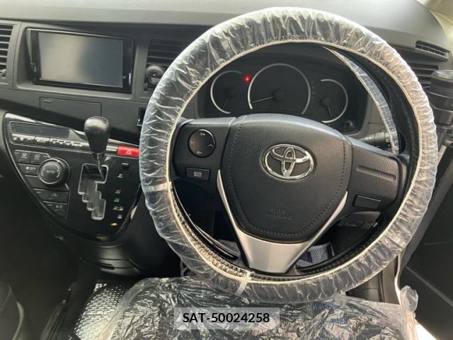 Toyota ISIS 2013-12 7219963-18