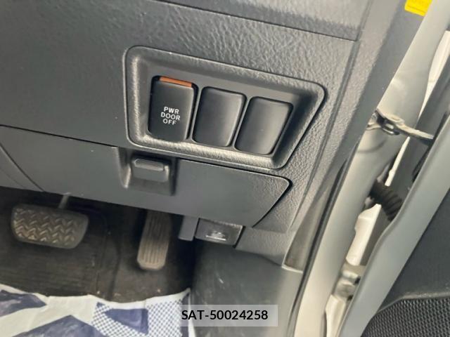 Toyota ISIS 2013-12 7219963-20