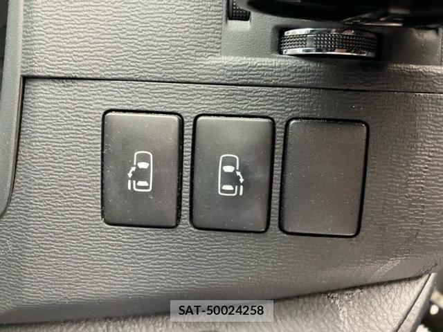 Toyota ISIS 2013-12 7219963-21