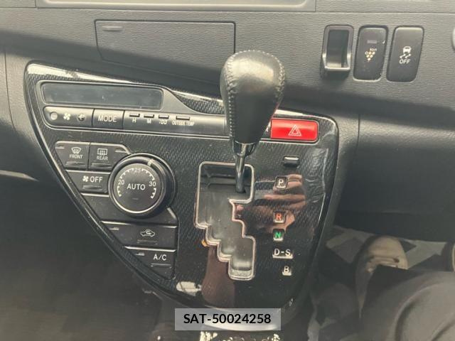 Toyota ISIS 2013-12 7219963-22
