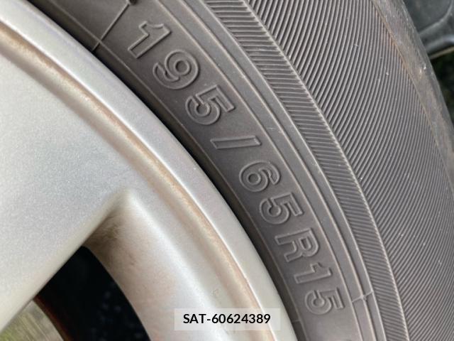 Toyota ISIS 2014-06 7219967-9