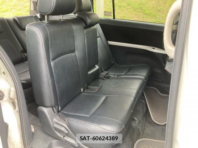 Toyota ISIS 2014-06 7219967-11