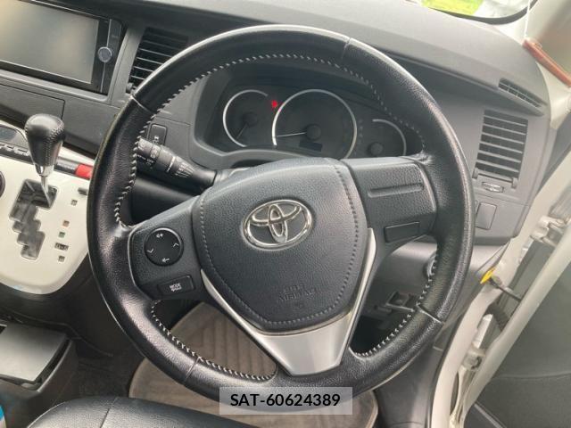 Toyota ISIS 2014-06 7219967-12