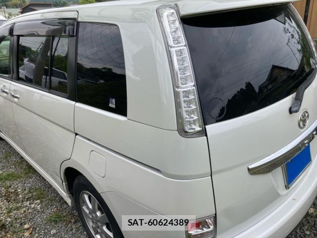 Toyota ISIS 2014-06 7219967-3