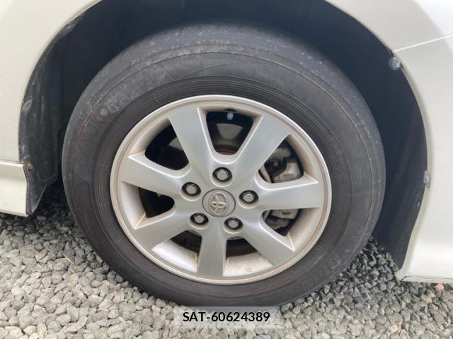 Toyota ISIS 2014-06 7219967-6