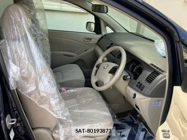 Toyota ISIS 2010-10 7327616-15
