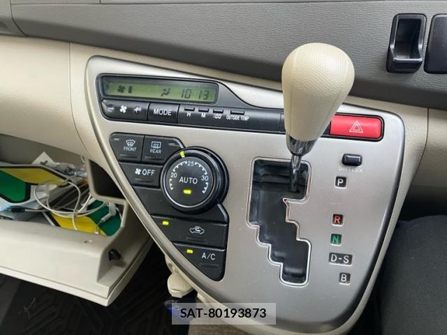 Toyota ISIS 2010-10 7327616-20