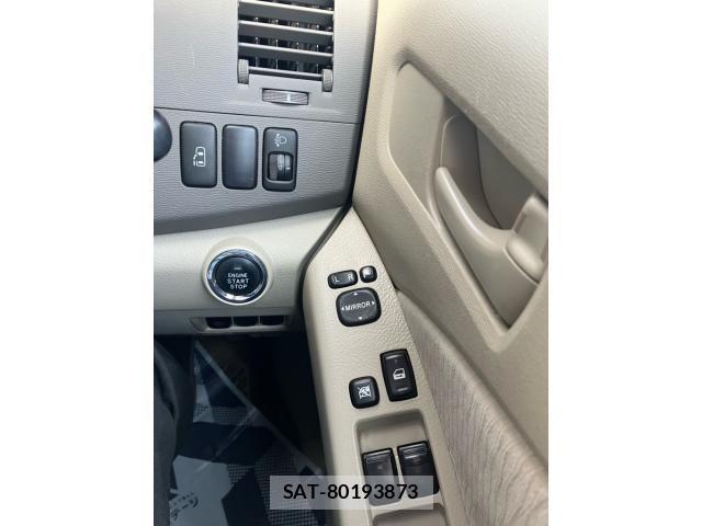 Toyota ISIS 2010-10 7327616-21