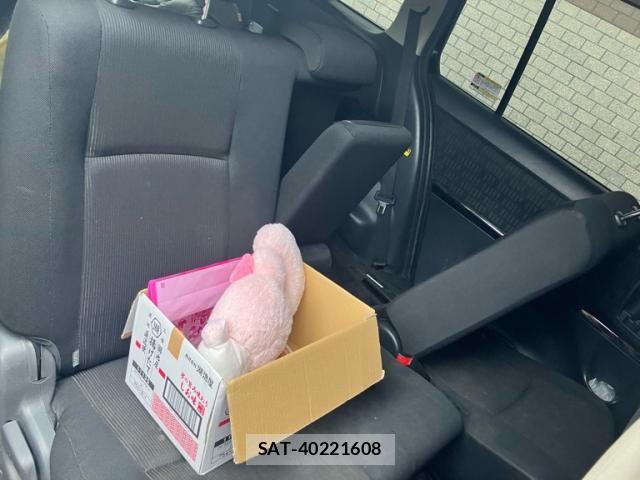 Toyota ISIS 2012-03 7327614-11