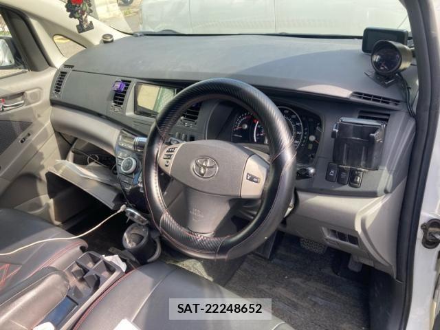 Toyota ISIS 2004-11 7327617-12