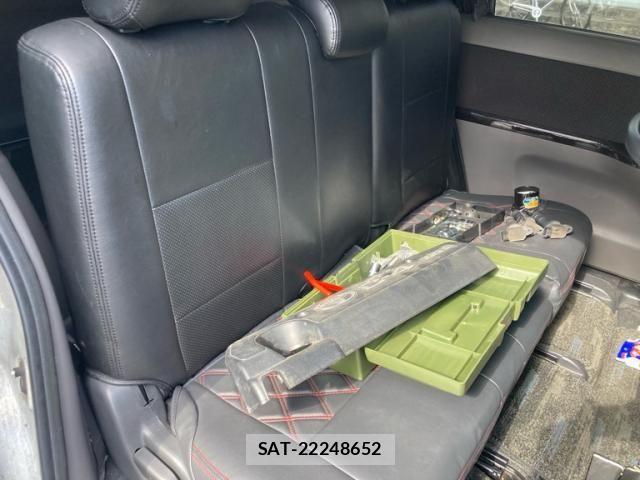 Toyota ISIS 2004-11 7327617-15