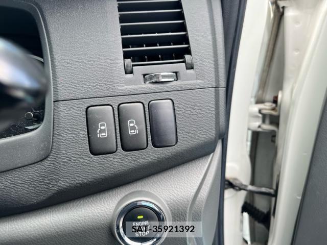 Toyota ISIS 2010-09 7327608-10