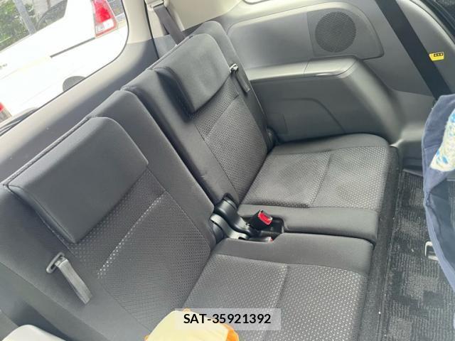 Toyota ISIS 2010-09 7327608-8