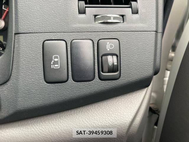 Toyota ISIS 2005-11 7327613-13