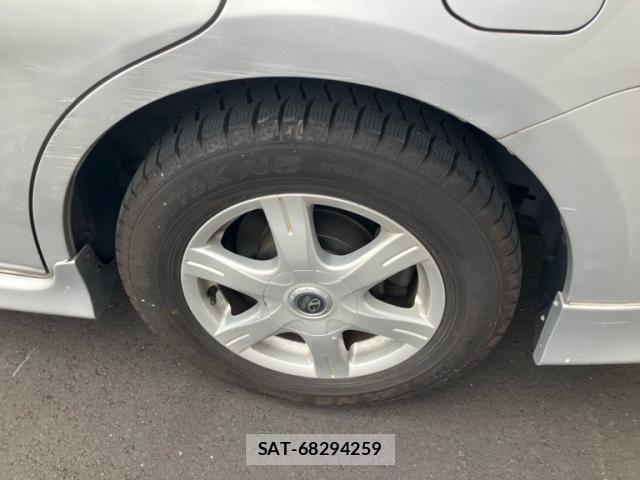Toyota ISIS 2006-03 7358180-9