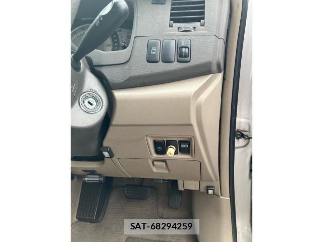 Toyota ISIS 2006-03 7358180-15