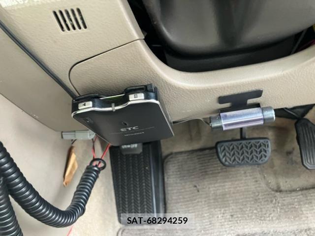 Toyota ISIS 2006-03 7358180-16