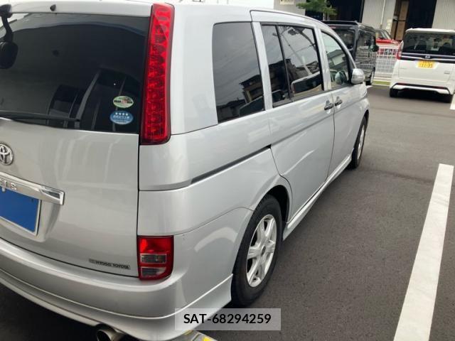 Toyota ISIS 2006-03 7358180-4