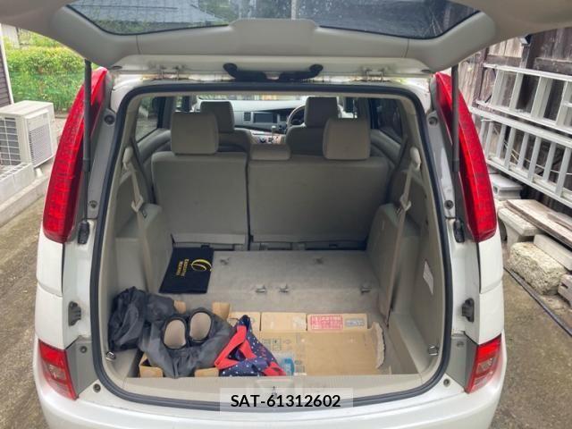 Toyota ISIS 2009-10 7358183-10