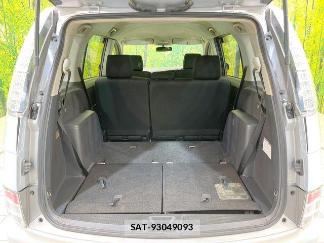 Toyota ISIS 2011-12 7392449-10