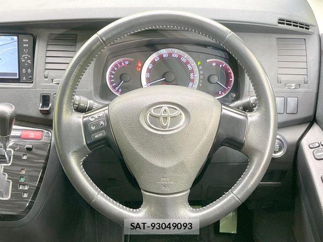 Toyota ISIS 2011-12 7392449-11
