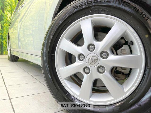 Toyota ISIS 2011-12 7392449-13