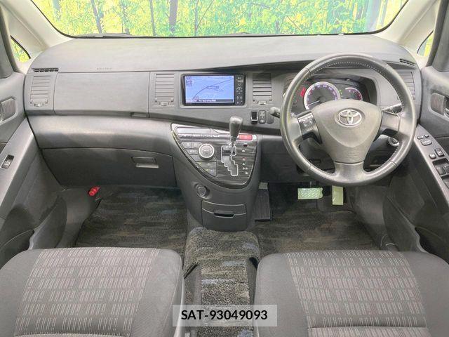 Toyota ISIS 2011-12 7392449-1
