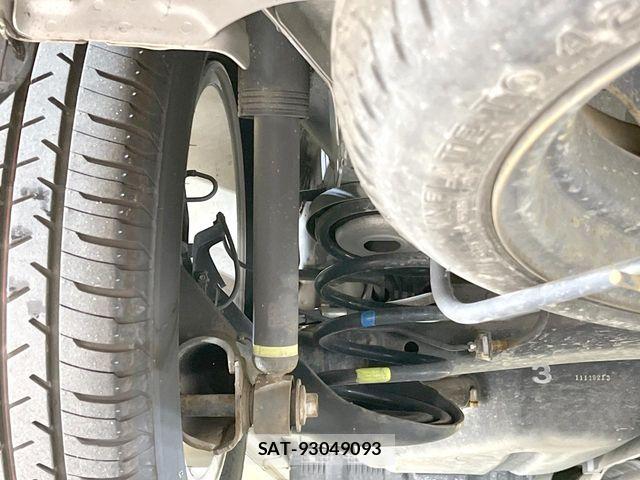 Toyota ISIS 2011-12 7392449-19