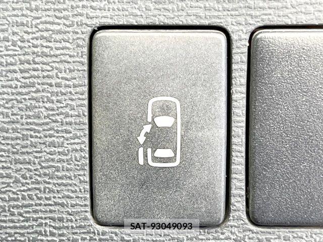 Toyota ISIS 2011-12 7392449-2