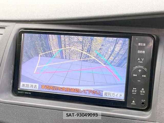 Toyota ISIS 2011-12 7392449-4