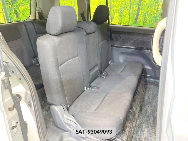 Toyota ISIS 2011-12 7392449-8
