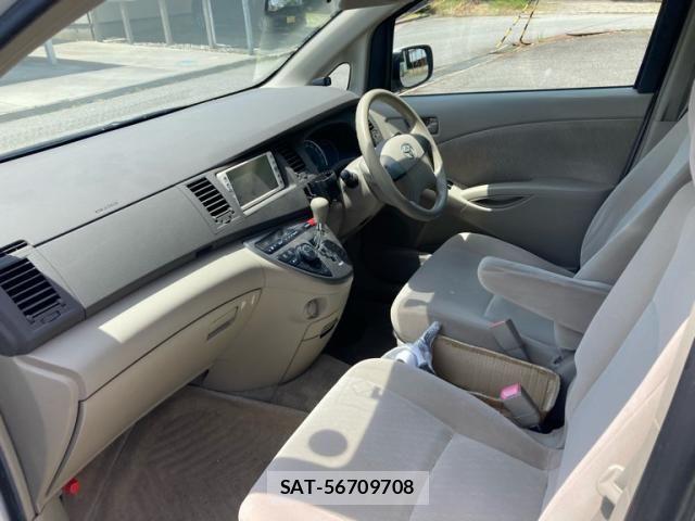 Toyota ISIS 2009-10 7392446-15