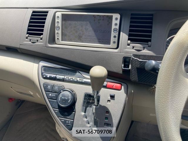 Toyota ISIS 2009-10 7392446-16