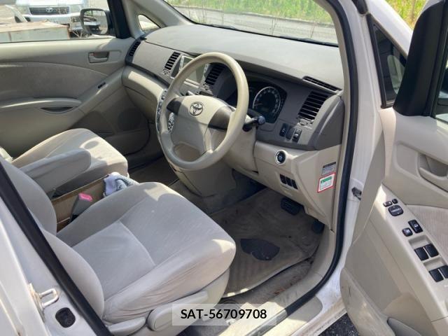 Toyota ISIS 2009-10 7392446-2