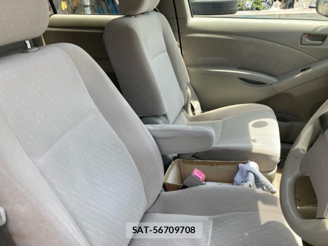 Toyota ISIS 2009-10 7392446-6