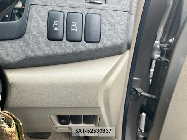 Toyota ISIS 2006-07 7500992-8