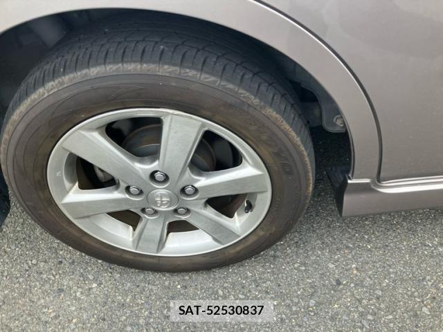 Toyota ISIS 2006-07 7500992-3