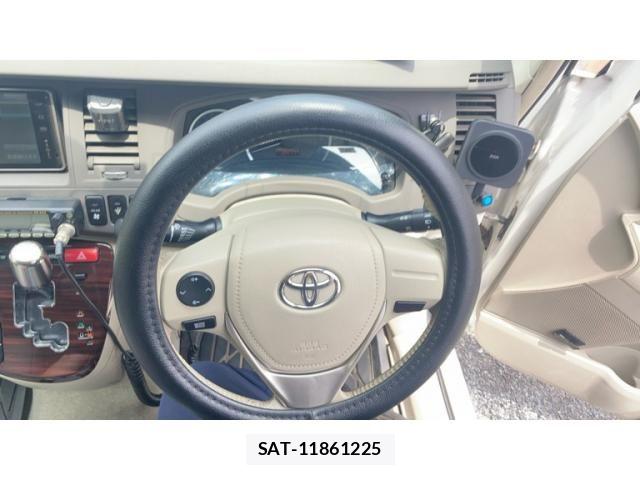 Toyota ISIS 2013-10 7500990-18