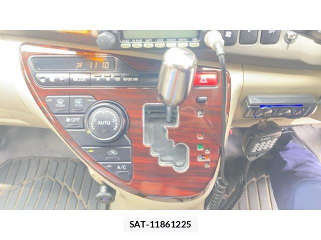 Toyota ISIS 2013-10 7500990-22