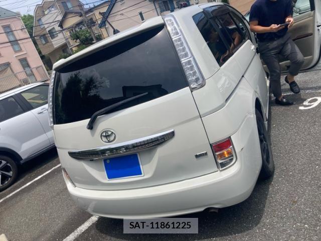 Toyota ISIS 2013-10 7500990-6