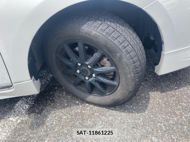Toyota ISIS 2013-10 7500990-7