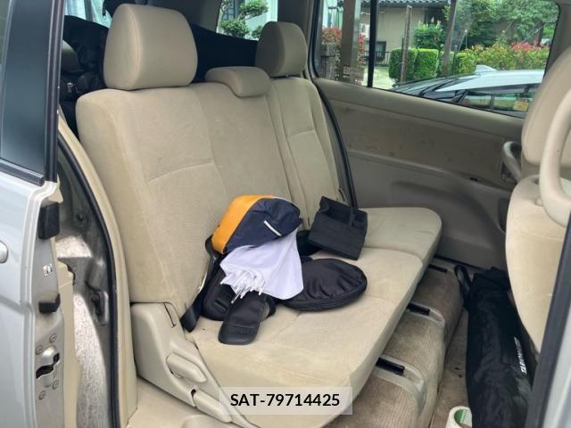 Toyota ISIS 2014-02 7562261-11