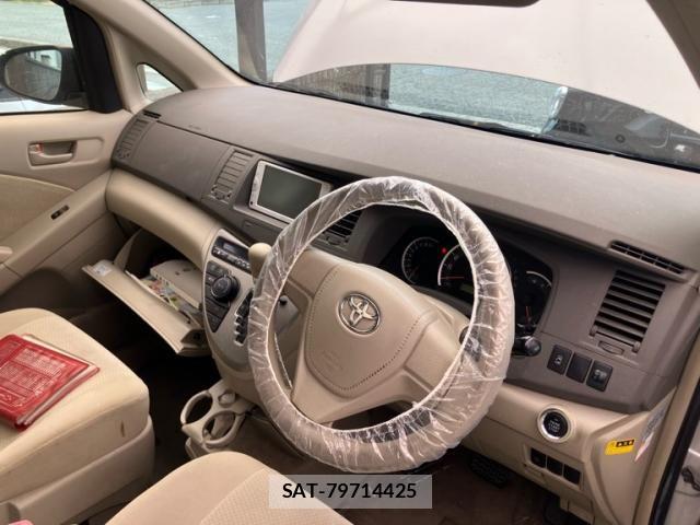 Toyota ISIS 2014-02 7562261-12