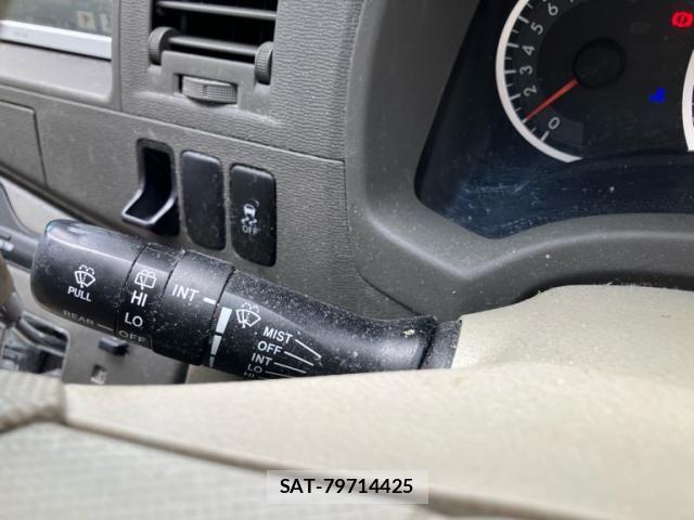 Toyota ISIS 2014-02 7562261-17