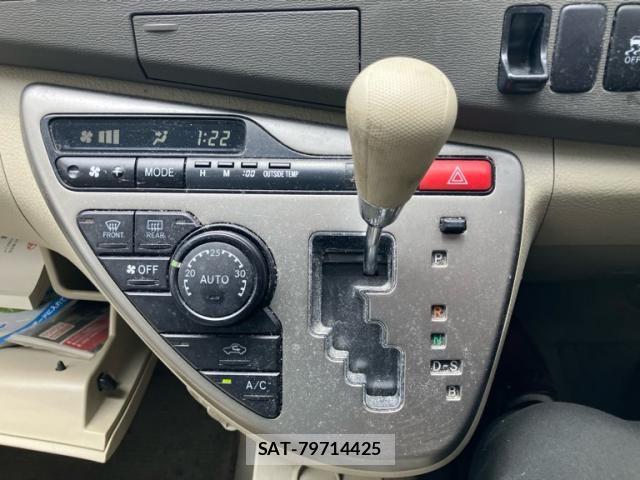 Toyota ISIS 2014-02 7562261-22