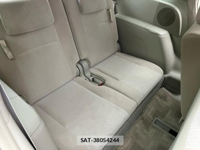 Toyota ISIS 2009-05 7617203-13