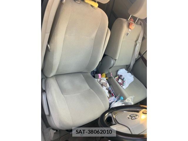 Toyota ISIS 2013-11 7617202-10
