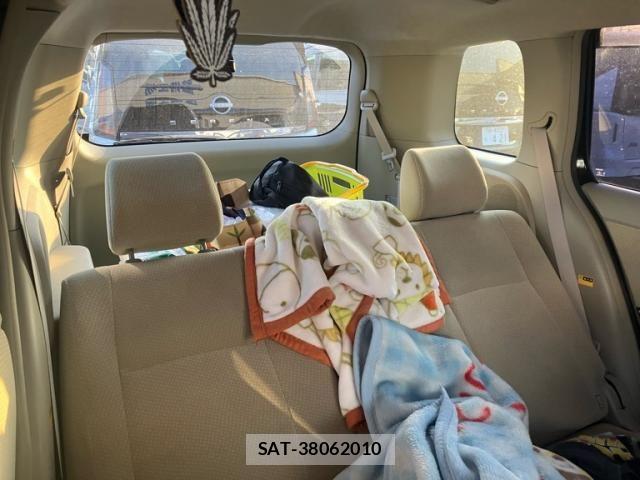 Toyota ISIS 2013-11 7617202-12